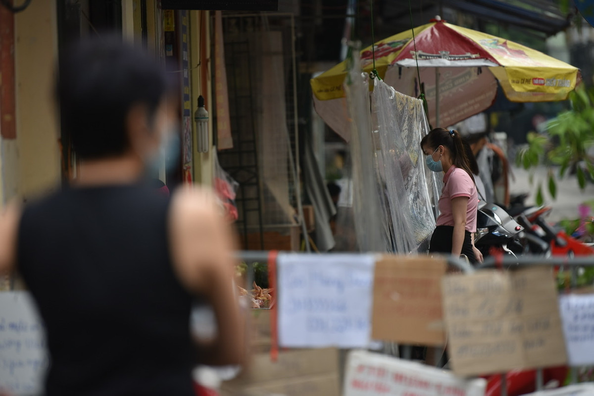 Các lối ra vào chợ đều bị chặn lại, người dân chỉ được vào chợ bằng lối duy nhất trên phố Hàng Bè và có sự kiểm soát của lực lượng chức năng.