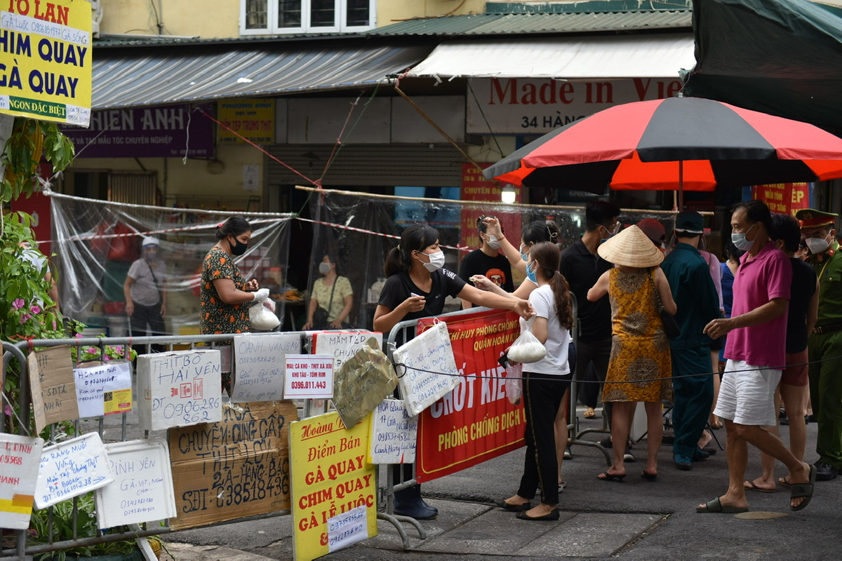 Trong khi đó, tại lối chính vào chợ, lực lượng chức năng kiểm soát rất chặt người ra vào chợ theo thẻ phát sẵn.