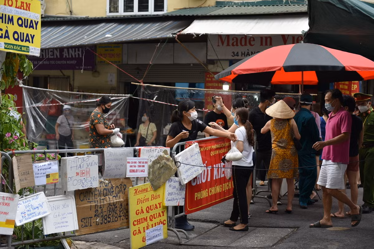 Trong khi đó, tại lối chính vào chợ, lực lượng chức năng kiểm soát rất chặt người ra vào chợ theo thẻ phát sẵn.