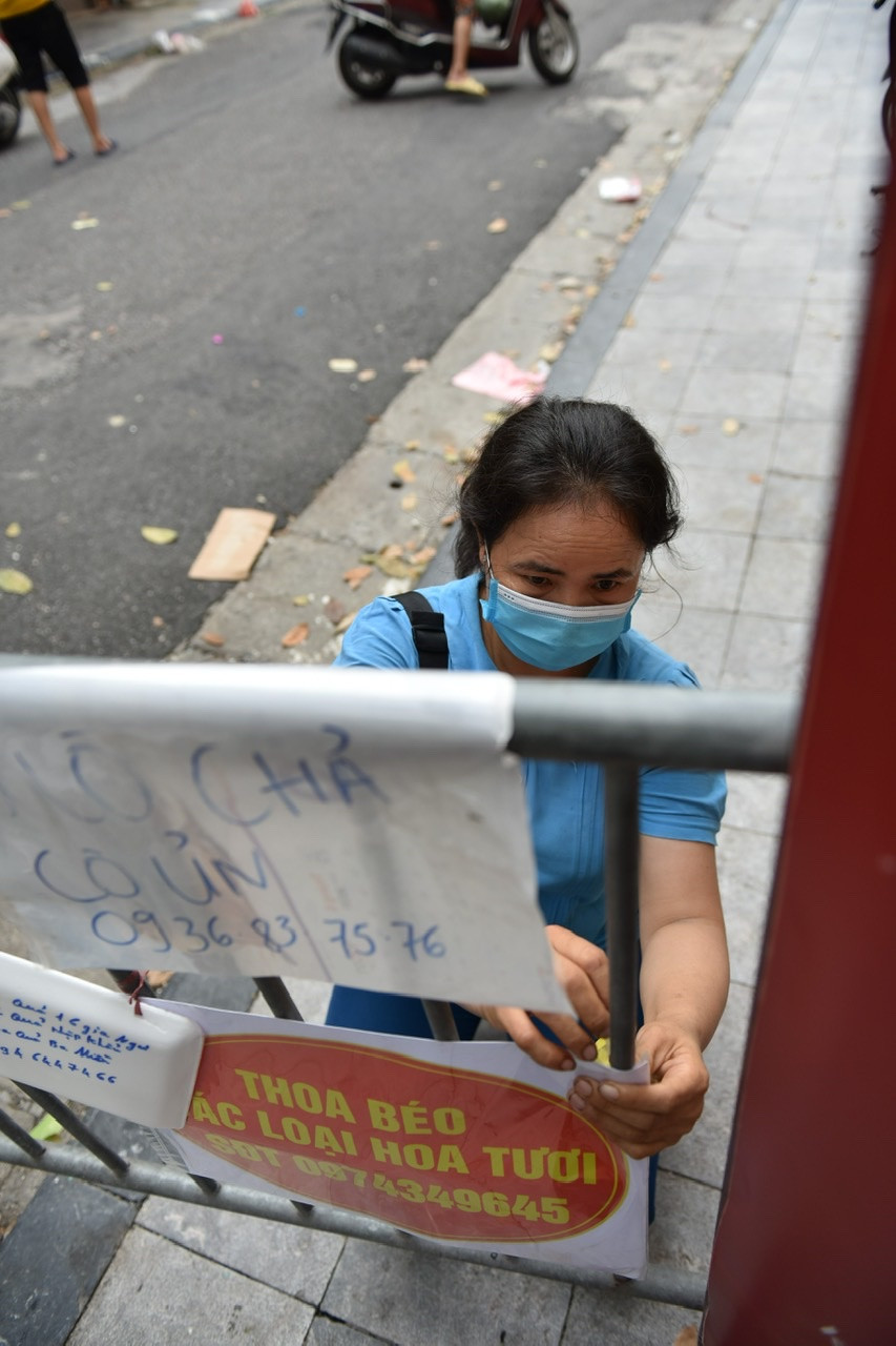 Một tiểu thương tại chợ Hàng Bè cho biết, bắt đầu từ sáng qua (15/8) bắt đầu có một số người nghĩ ra cách bán hàng này nên mọi người nhanh chóng học theo cách đó.