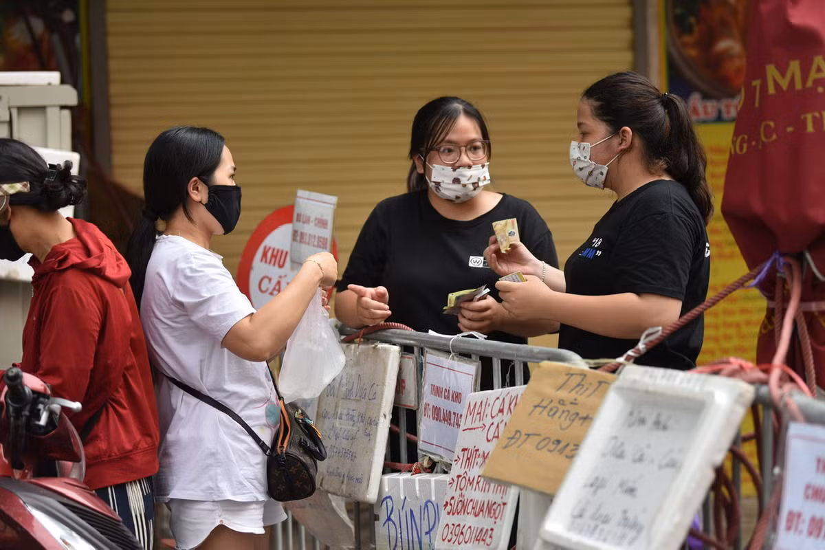 Một trong những điểm mua bán tấp nập nhất là ngõ Cầu Gỗ.