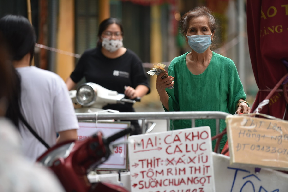 Việc mua hàng qua biển thông báo cũng giúp “giảm nhiệt” bên trong chợ, nhiều người có thẻ đi chợ nhưng cũng mua từ bên ngoài.