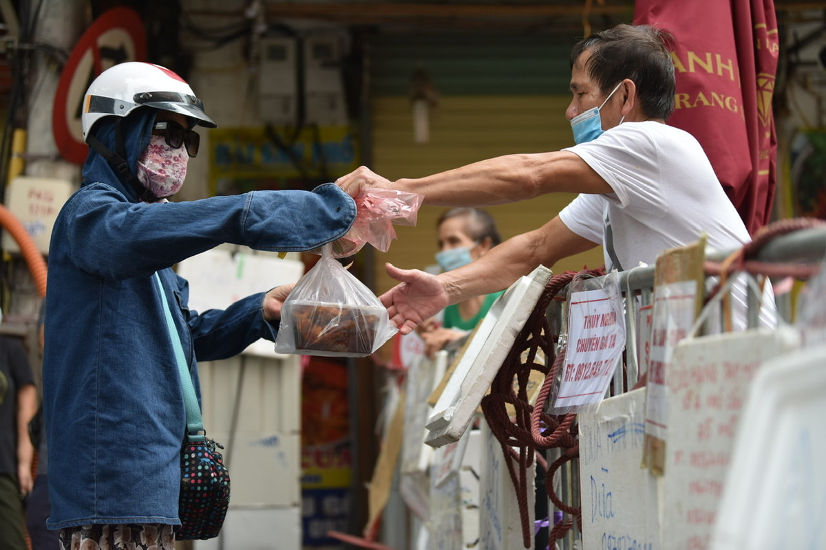 Tuy nhiên, do nhu cầu mua thực phẩm lớn nên nhiều người đã mua từ các lối bị rào lại của chợ.