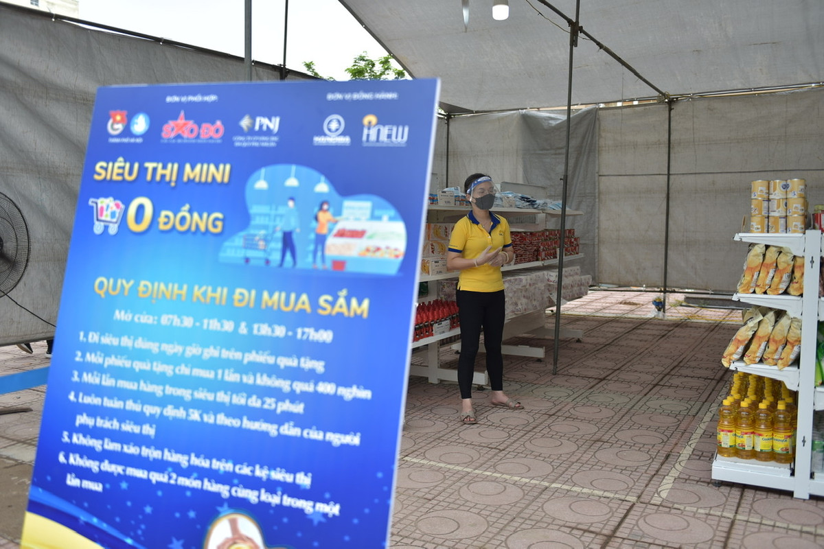 Ngoài ra, ban tổ chức còn triển khai thêm mô hình "Siêu thị mini 0 đồng" online thuận tiện hơn các cho các bạn sinh viên nghèo.