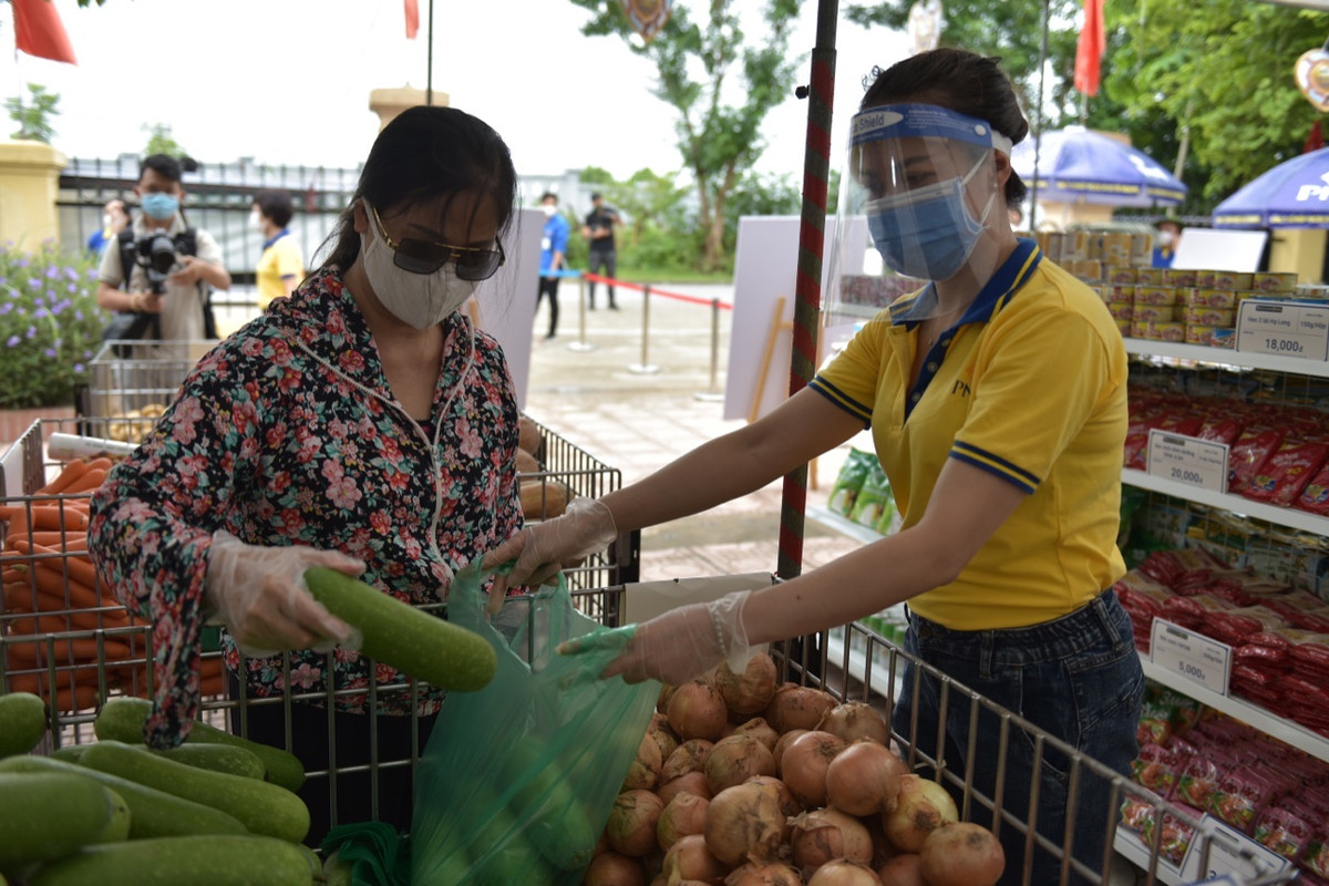Siêu thị có hơn 60 mặt hàng từ thực phẩm khô đến các thực phẩm tươi, gia vị, rau củ quả… trong đó, có nhiều sản phẩm OCOP (mỗi xã một sản phẩm) của Hà Nội.