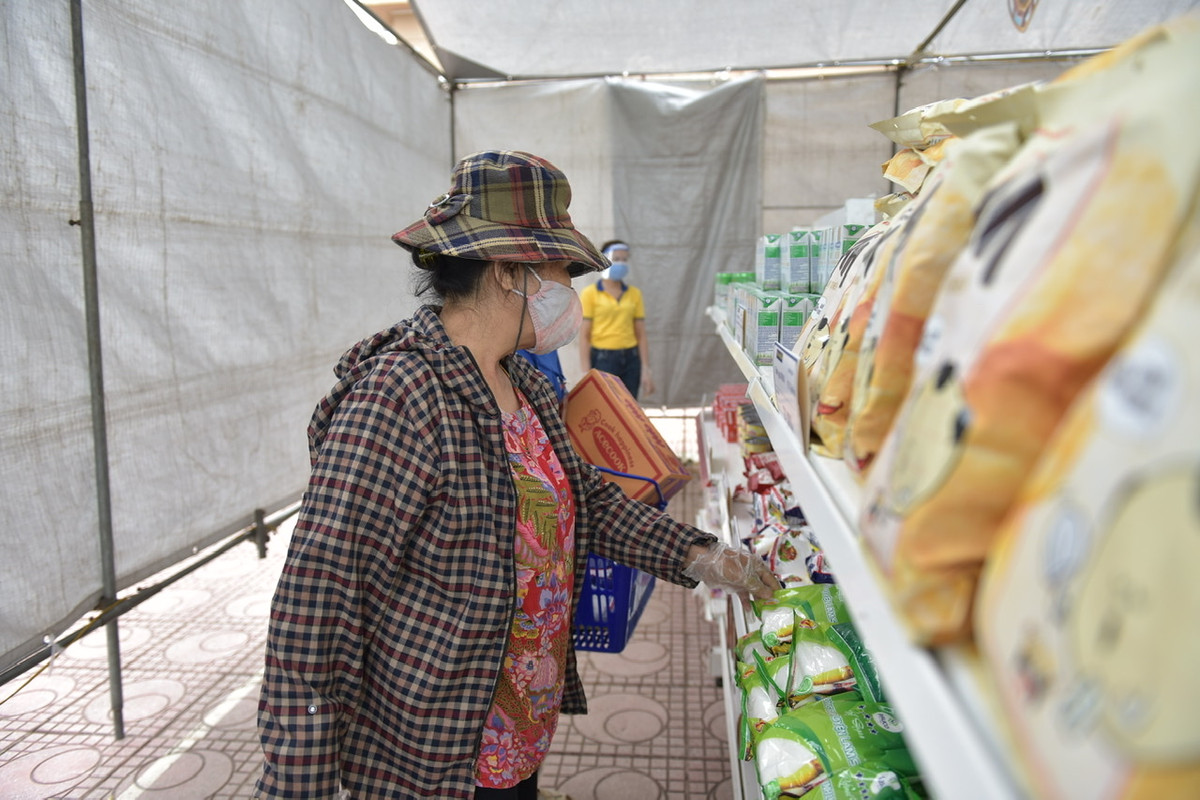 Tất cả các sản phẩm đều có nguồn gốc xuất xứ rõ ràng, được cung ứng từ những đơn vị lớn có uy tín tại địa phương, phân theo từng khu lương thực, phẩm khô, thực phẩm tươi, gia vị…