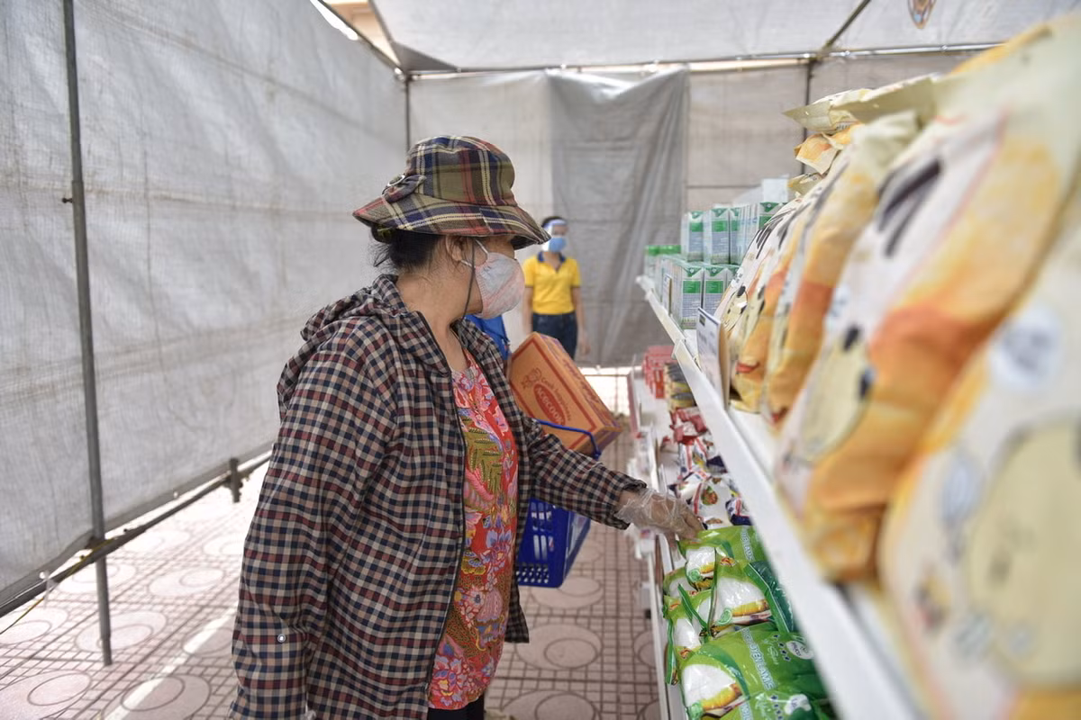 Tất cả các sản phẩm đều có nguồn gốc xuất xứ rõ ràng, được cung ứng từ những đơn vị lớn có uy tín tại địa phương, phân theo từng khu lương thực, phẩm khô, thực phẩm tươi, gia vị…