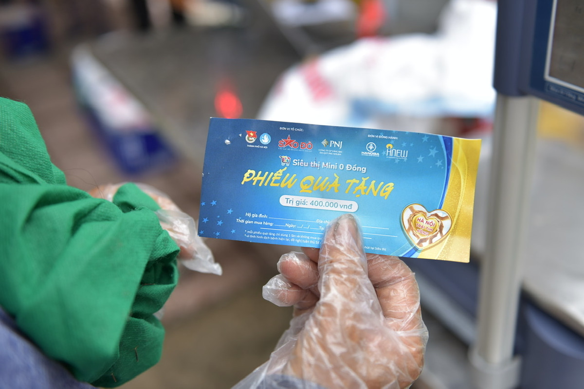 Chính quyền địa phương sẽ phát cho mỗi hộ gia đình “Phiếu quà tặng” trị giá 400.000 đồng, đại diện từng hộ sẽ đến siêu thị vào những ngày giờ được quy định khác nhau để đảm bảo không quá đông người tại siêu thị trong cùng một thời điểm.