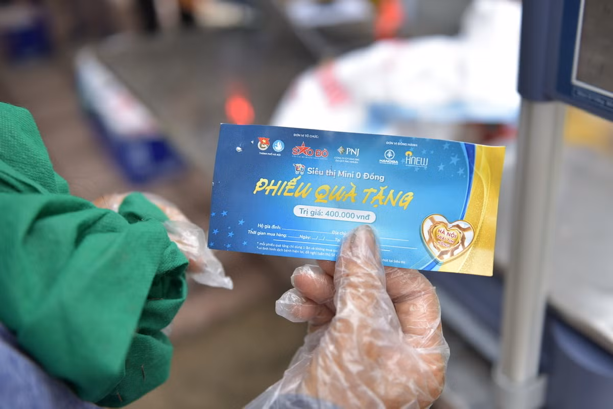 Chính quyền địa phương sẽ phát cho mỗi hộ gia đình “Phiếu quà tặng” trị giá 400.000 đồng, đại diện từng hộ sẽ đến siêu thị vào những ngày giờ được quy định khác nhau để đảm bảo không quá đông người tại siêu thị trong cùng một thời điểm.