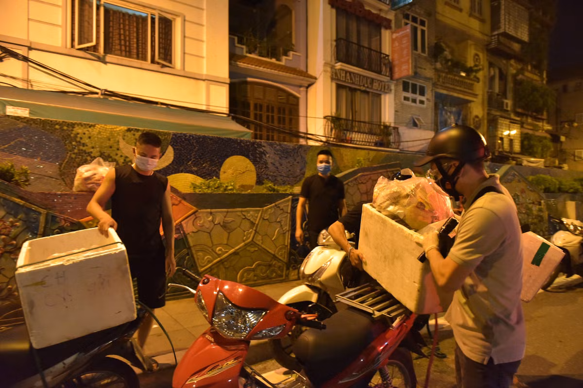 Co tinh dua hang vao khu phong toa, 3 thanh nien bi phat 6 trieu dong