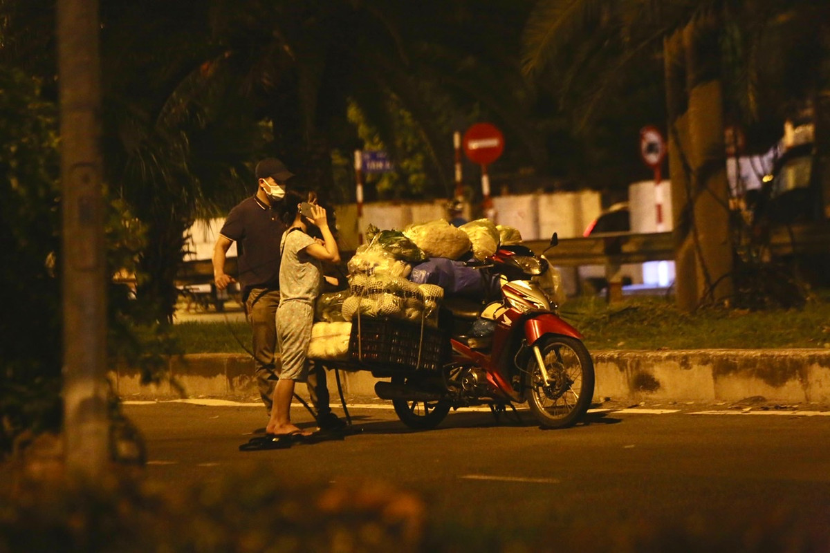 Không chỉ có người kinh doanh buôn bán, nhiều người dân cũng tranh thủ đi mua đồ giữa đêm khuya cho vắng người.