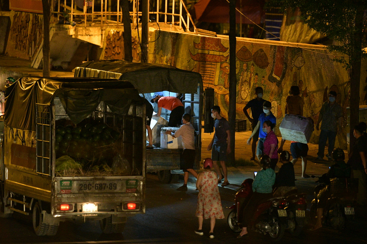 Các xe ô tô dừng đỗ chiếm gần hết lòng đường Trần Nhật Duật.