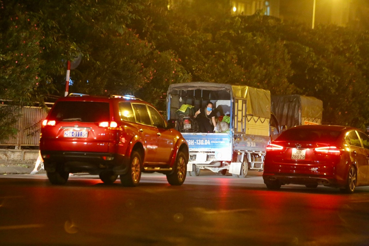 Lực lượng chức năng đã thường xuyên tuần tra, nhắc nhở. Tuy nhiên, xe của công an vừa đi qua thì chợ lại… tiếp tục họp.