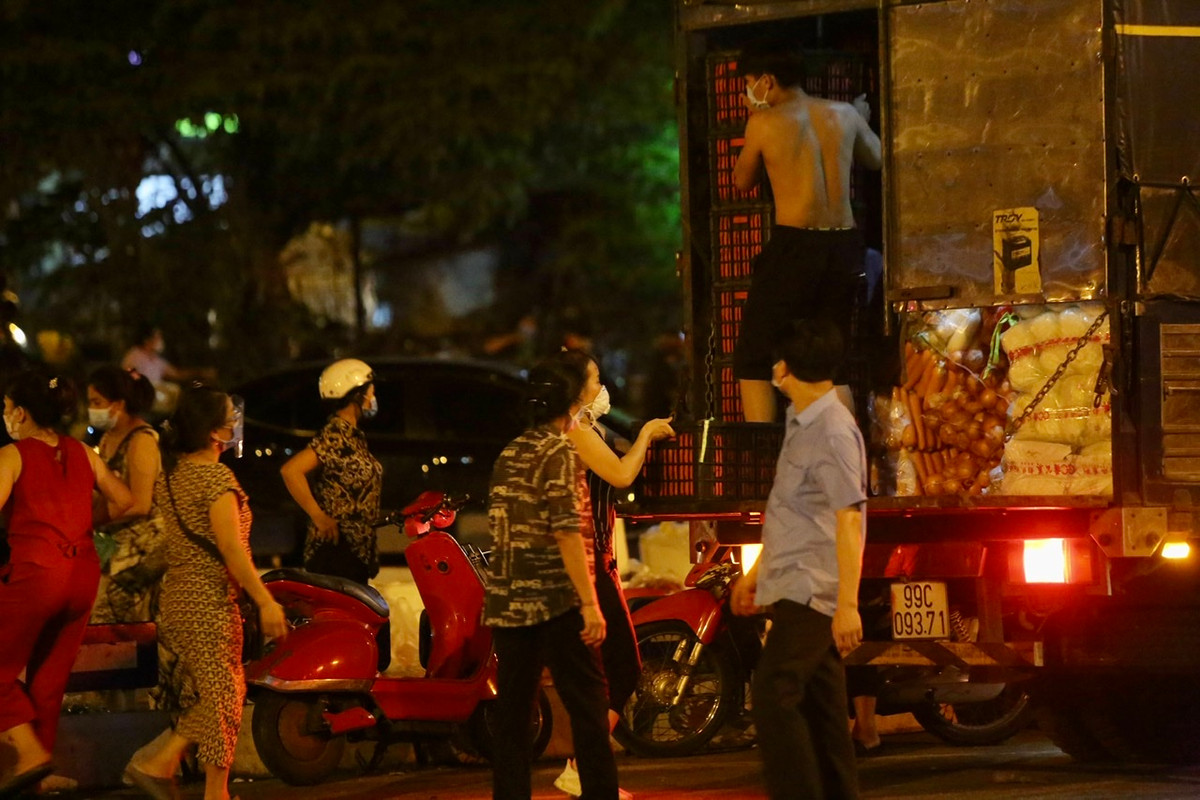 Rạng sáng nay (4/8), do không vào được bên trong chợ nên các xe hàng đã xuống hàng ngay ngoài đường Trần Nhật Duật (đường bên ngoài chợ Long Biên).