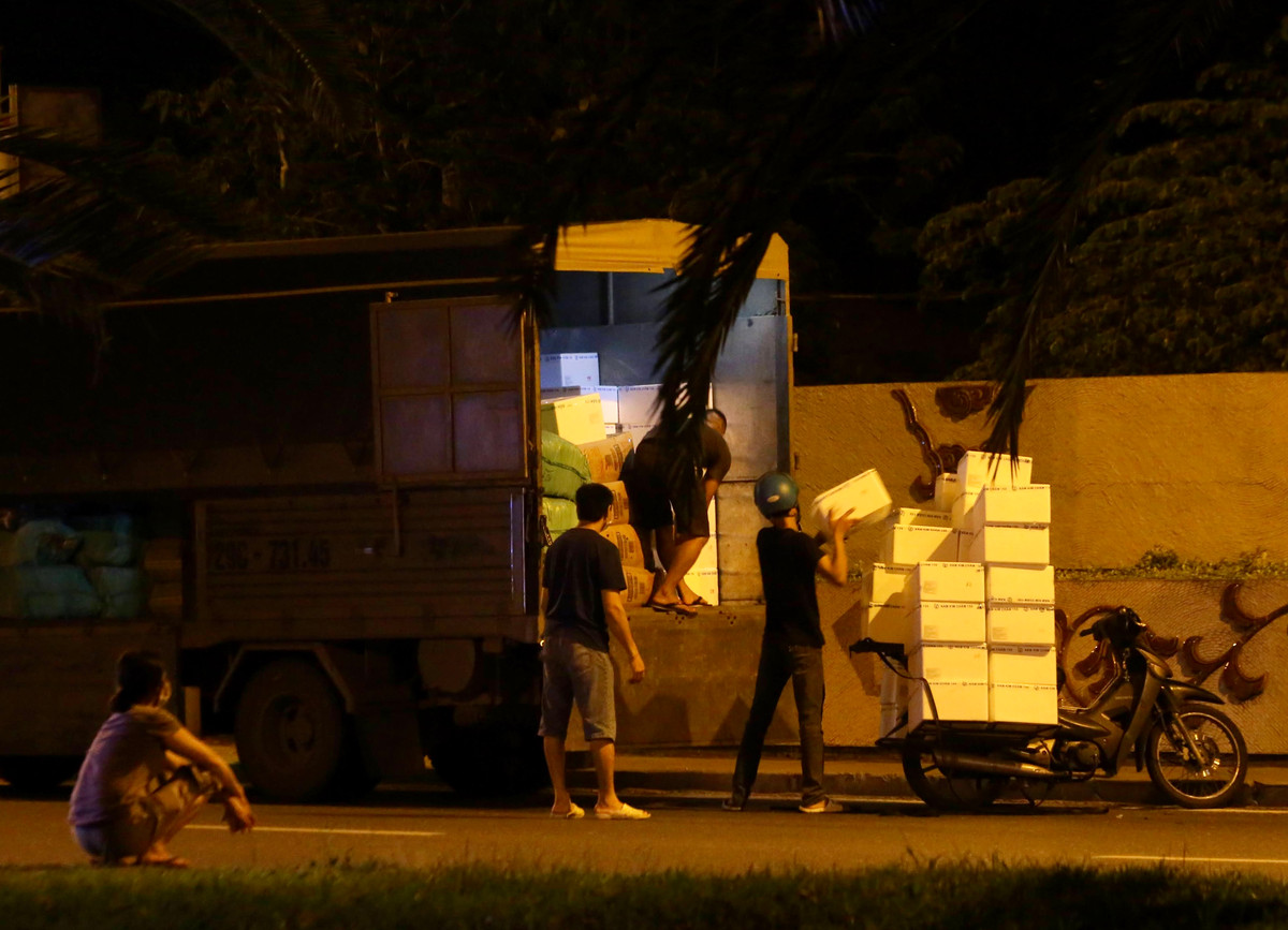 Do liên quan đến F0, chợ hoa quả Long Biên bị phong toả từ 13h ngày 3/8.