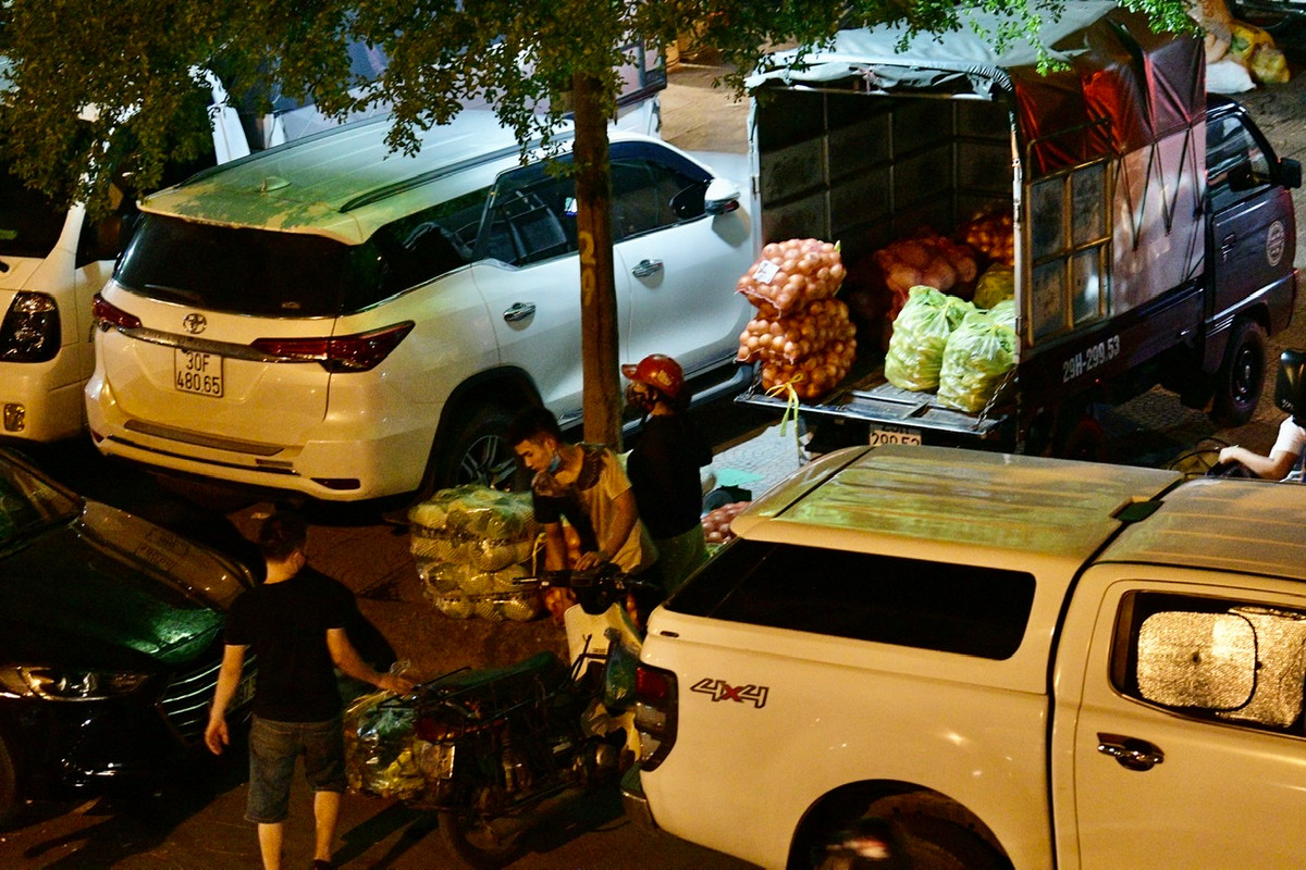 Các tiểu thương tìm bất cứ mọi góc khuất để có thể dừng đỗ xe, xuống hàng và họp chợ ngay tại đó.