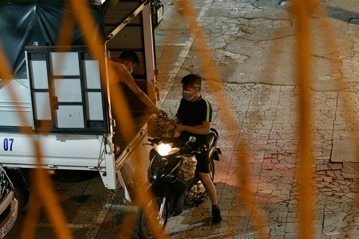 Các cuộc mua bán được diễn ra nhanh chóng khi vắng mặt lực lượng chức năng.