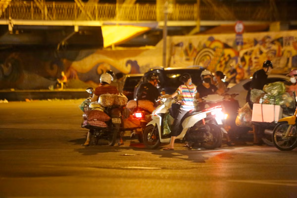 Vòng xuyến Trần Nhật Duật cũng trở thành điểm “xuống hàng” cho các tiểu thương họp chợ.