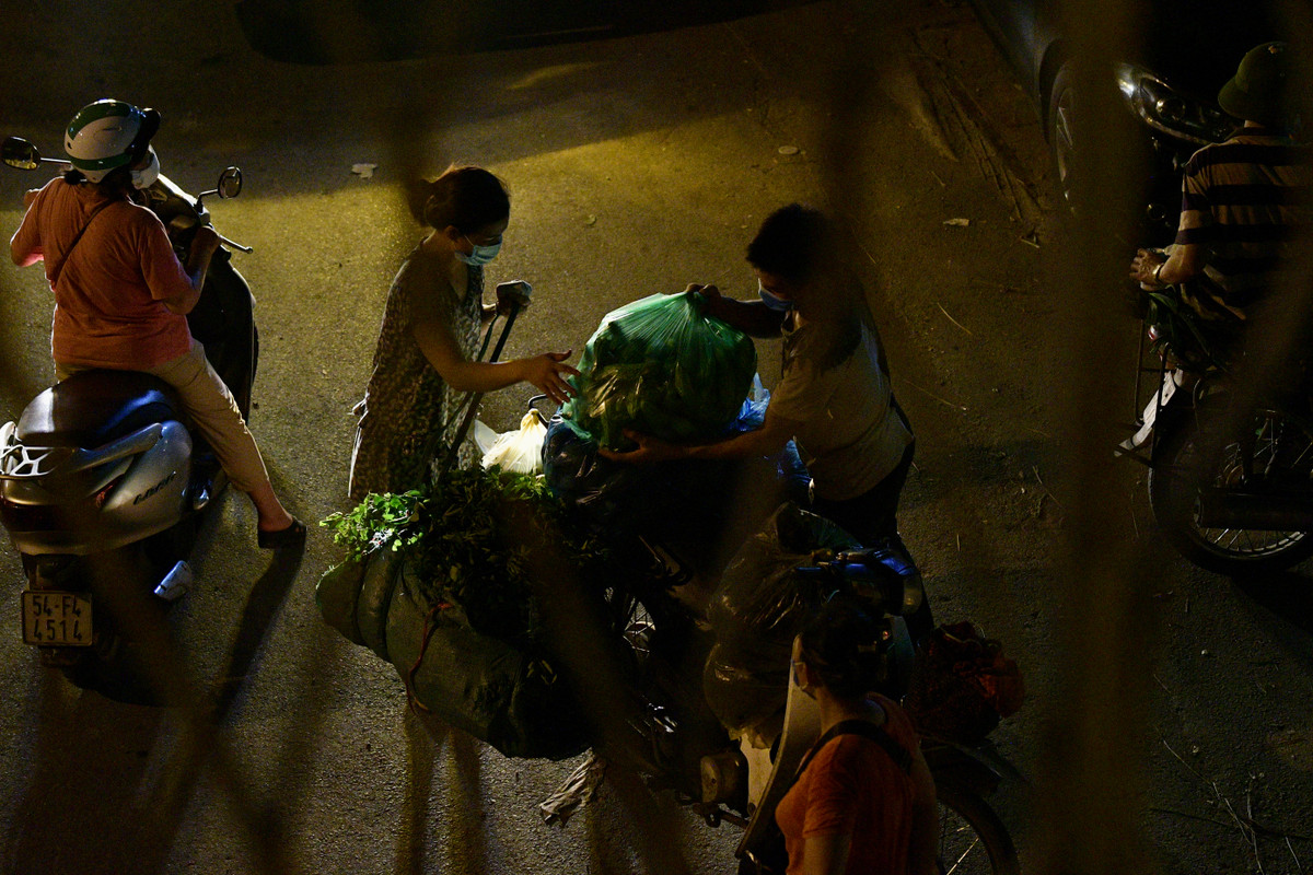 Theo ghi nhận của PV Báo Tri thức và Cuộc sống, mặc dù việc mua bán diễn ra nhanh chóng nhưng những tiểu thương vẫn giữ đúng nguyên tắc: “bán buôn, không bán lẻ”.