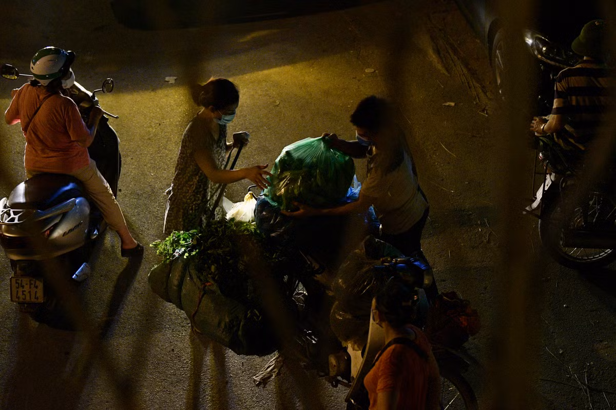 Theo ghi nhận của PV Báo Tri thức và Cuộc sống, mặc dù việc mua bán diễn ra nhanh chóng nhưng những tiểu thương vẫn giữ đúng nguyên tắc: “bán buôn, không bán lẻ”.