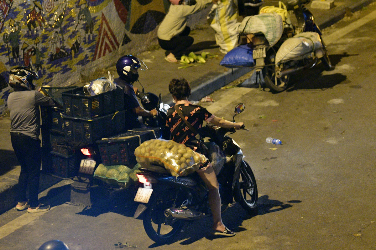 Con đường gốm sứ - kỷ lục Guinness Thế giới trở thành điểm họp chợ lý tưởng do có vỉa hè và đèn sáng.