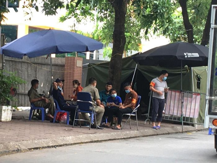 Điều đáng nói, công tác kiểm soát dịch tại chốt lại đi ngược lại với Chỉ thị 16 về giãn cách, khi số lượng người tại chốt nhiều dẫn tới tụ tập đông, không đảm bảo giãn cách và một số người trong đó không thực hiện nghiêm chỉnh việc đeo khẩu trang phòng dịch.