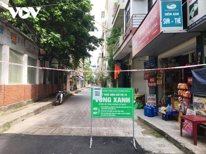 Ở một số chốt vùng xanh chỉ được dựng lên một cách tạm bợ với một chiếc dây căng lên và một tấm biển. Chính những chốt như vậy cũng sẽ dễ dàng tiềm ẩn những hiểm nguy cho vùng an toàn không có dịch.