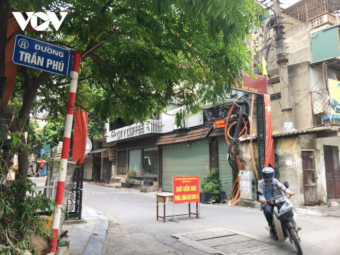 Tại một chốt kiểm soát thuộc Tổ dân phố Ao Sen (Hà Đông), không có người làm việc, chỉ có một chiếc bàn và một tấm biển. Vì thế người ra và vào chẳng cần khai báo y tế, chẳng bị kiểm tra giấy tờ vẫn có thể di chuyển dễ dàng.