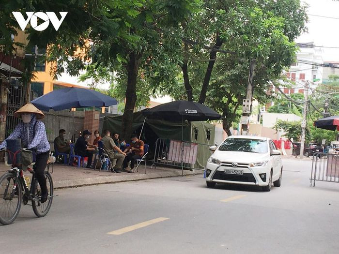 Theo ghi nhận của PV tại một chốt ở phường Mỹ Đình 2 (Nam Từ Liêm, Hà Nội), lực lượng làm việc tại chốt gần 10 người, nhưng người và phương tiện vẫn thản nhiên đi qua mà không có ai kiểm tra giấy tờ.