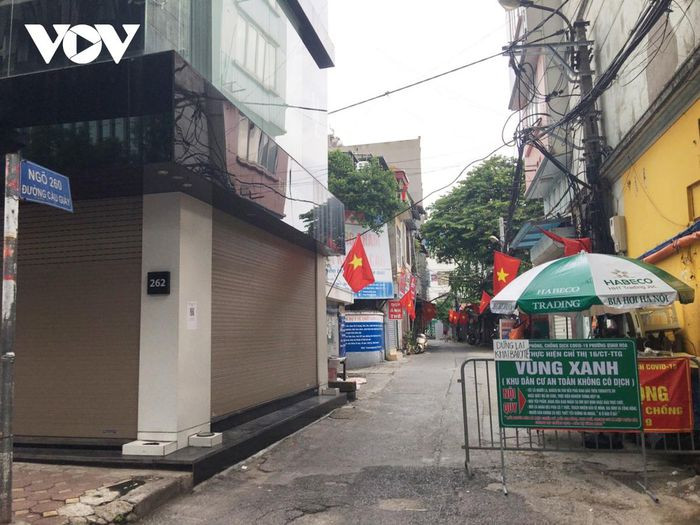 Với vùng xanh là vùng an toàn không có dịch, cũng rơi vào tình trạng vắng bóng lực lượng chức năng.