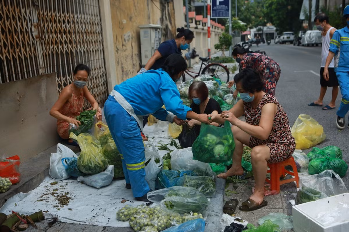 Đây là sạp rau của chị Nguyễn Thị Ngoan (49 tuổi) và Nguyễn Thị Lượng (46 tuổi) đều trú tại thôn Tô Khê (xã Phú Thị, huyện Gia Lâm).