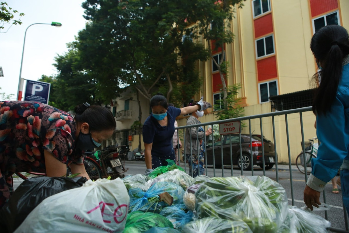 Do được đi lại, làm việc trong mùa dịch nên hàng ngày 2 chị đã gom rau, củ, quả từ nhà chở sang địa bàn làm việc phát cho mọi người.