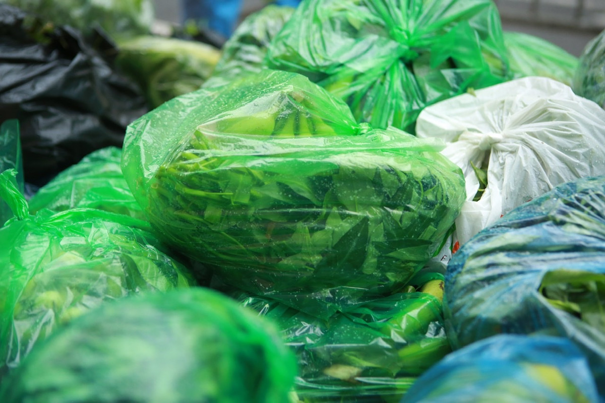 Rau, củ, quả tươi ngon được chia sẵn thành từng túi nhỏ.