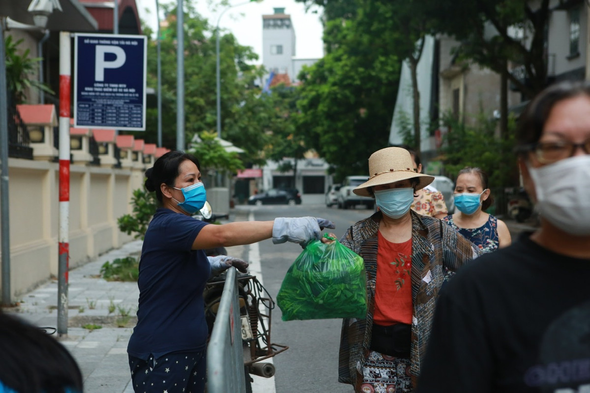 Theo ghi nhận của PV báo Tri thức và Cuộc sống, sạp rau của 2 chị được rất nhiều người quan tâm và vui vẻ đến nhận.