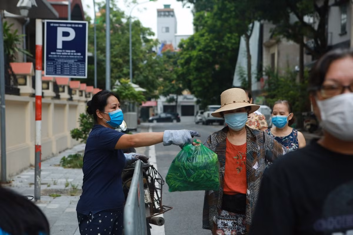 Theo ghi nhận của PV báo Tri thức và Cuộc sống, sạp rau của 2 chị được rất nhiều người quan tâm và vui vẻ đến nhận.