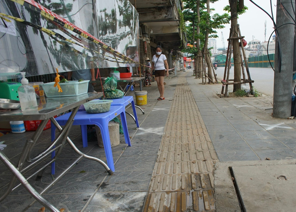 Chủ của cửa hàng thực phẩm trên phố Đại La chia sẻ: “Từ lúc mở cửa bán hàng đến giờ, người dân đến mua hàng rất có ý thức tuân thủ quy định về giãn cách. Họ mua lựa đồ rồi mua rất nhanh, không xuất hiện tình trạng tụ tập đông người”.