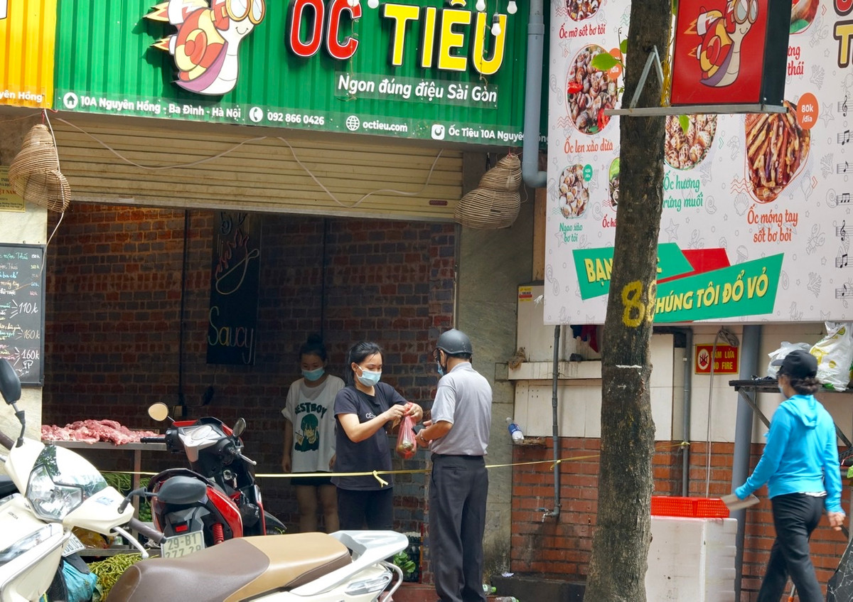 Trên phố Nguyên Hồng một nhà hàng thiết kế đẹp mắt vừa được mở không lâu đã phải đóng cửa. May mắn hơn nhiều cửa hàng khác khi “hút khách với một mặt sàn đầy rau, củ, quả và bàn bán thịt.