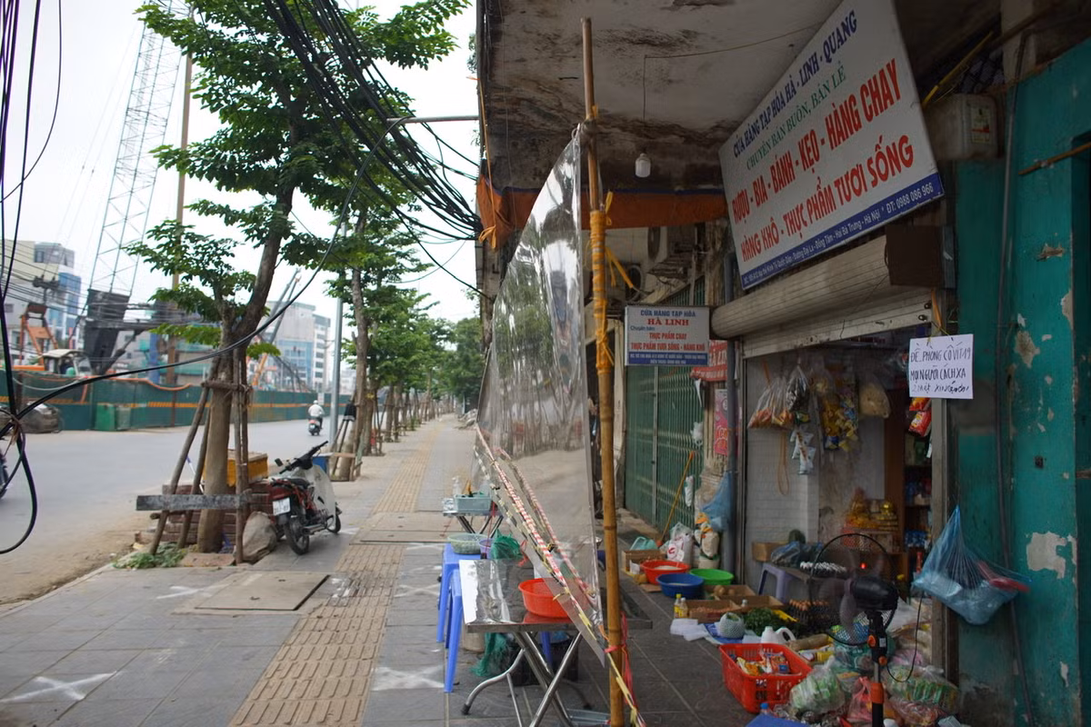 Trên phố Đại La (Hai Bà Trưng) một cửa hàng đồ gia dụng cũng đã kịp “chuyển đổi” để phục vụ người dân.