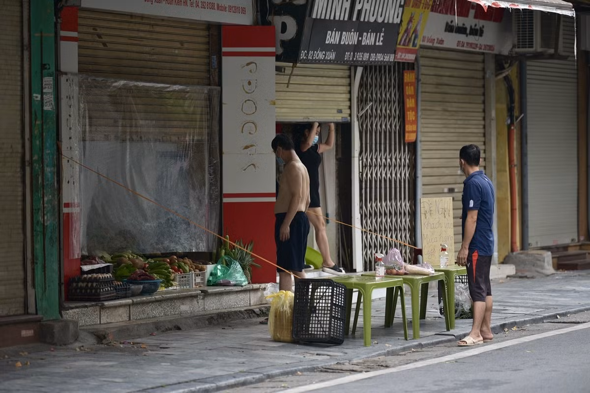 Ở hoàn cảnh tương tự, khu vực phố cổ Hà Nội vốn được coi là “đất vàng” thì dọc cả tuyến phố Hàng Đường (Hoàn Kiếm) chỉ có duy nhất 1 cửa hàng chuyển qua… bán rau.