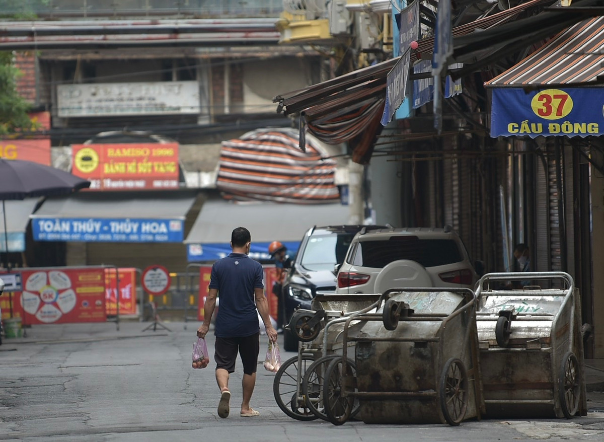 Trong khi các chợ dân sinh liên tục bị phong toả do khó kiểm soát người ra vào thì những cửa hàng thực phẩm nhỏ lẻ bên ngoài đang trở thành “cứu cánh” cho người dân khu vực nội thành Hà Nội.