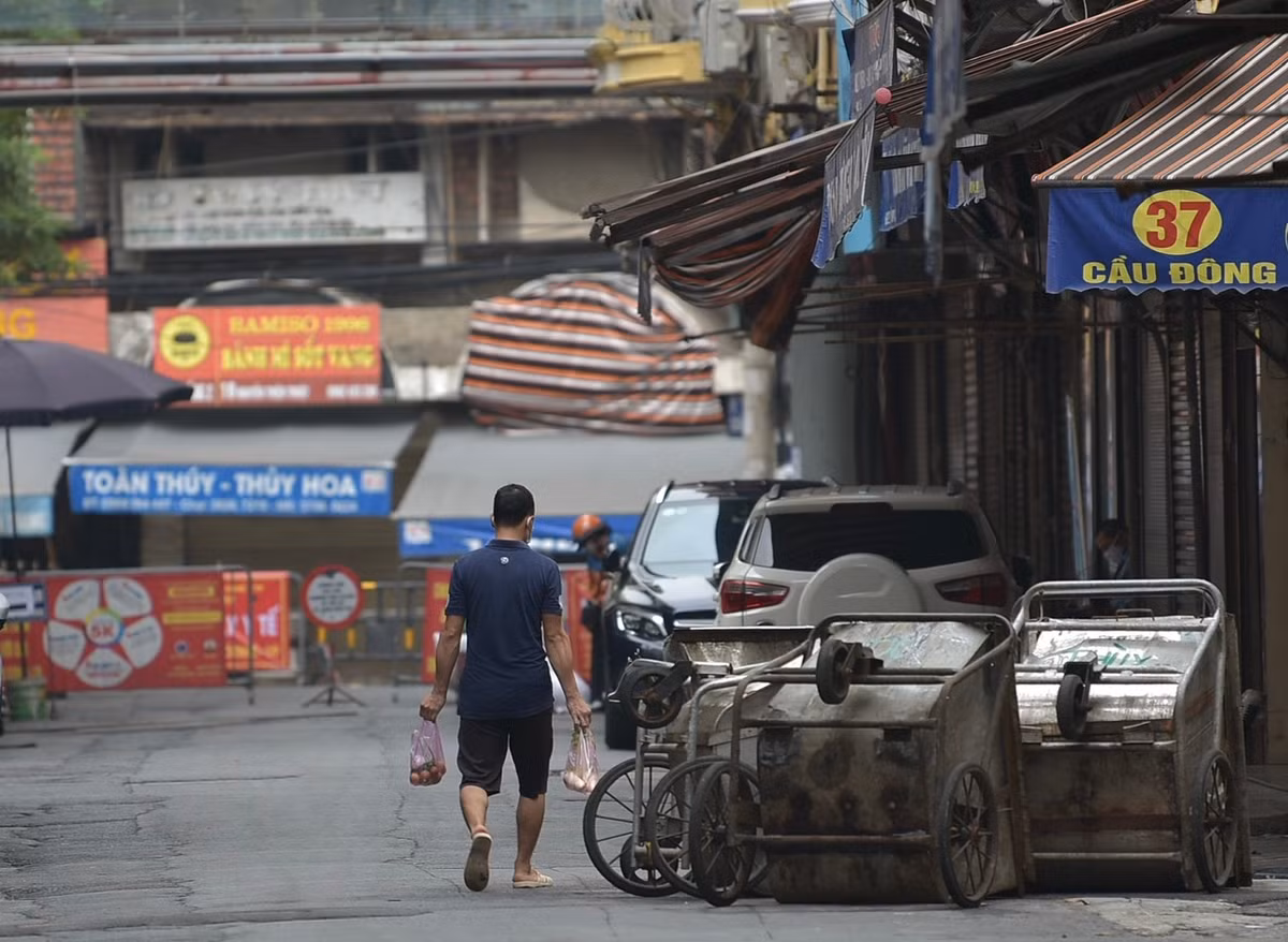 Trong khi các chợ dân sinh liên tục bị phong toả do khó kiểm soát người ra vào thì những cửa hàng thực phẩm nhỏ lẻ bên ngoài đang trở thành “cứu cánh” cho người dân khu vực nội thành Hà Nội.