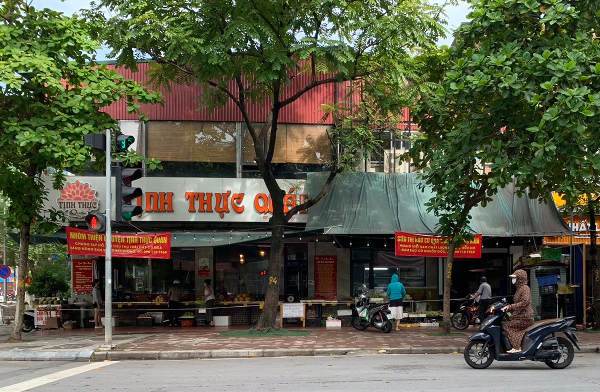 Những nhà hàng trước đây nằm ở vị trí đắc địa, hai mặt tiền, phố lớn giờ đây cũng chỉ còn biết để nhân viên… bán rau.