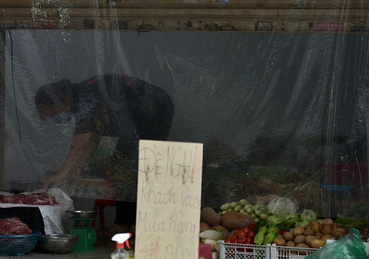 Anh Hồ Kiên - nhà trên phố Hàng Buồm cho biết, chợ Đồng Xuân đóng cửa, siêu thị ít đồ xanh, chợ Thanh Hà đang phong toả nên cửa hàng rau trên phố Hàng Đường là lựa chọn tốt nhất cho người dân nơi đây.
