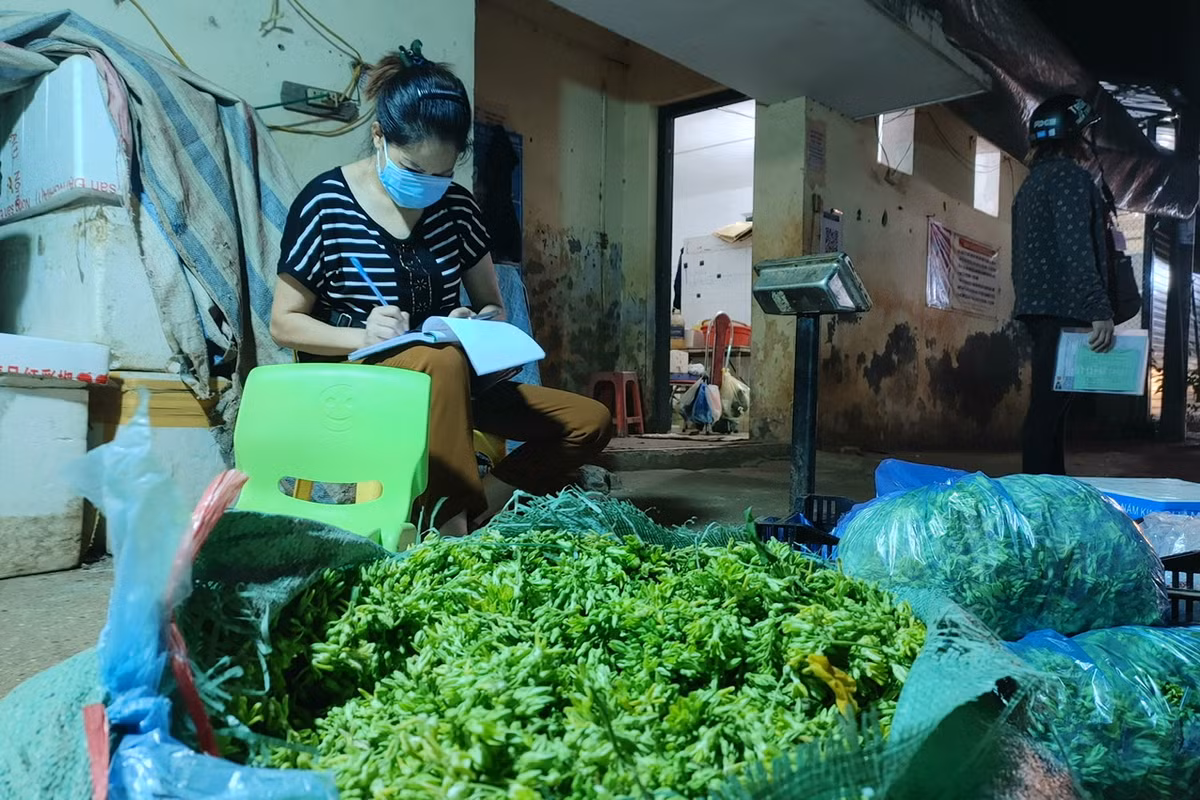 Theo ghi nhận của PV báo Tri thức và Cuộc sống, ngay khi vừa mở cửa trở lại chợ Minh Khai đã đầy ắp rau củ quả. Hiện tại chợ cũng bố trí cho tiểu thương hoạt động luân phiên để hạn chế tập trung đông người trong chợ.