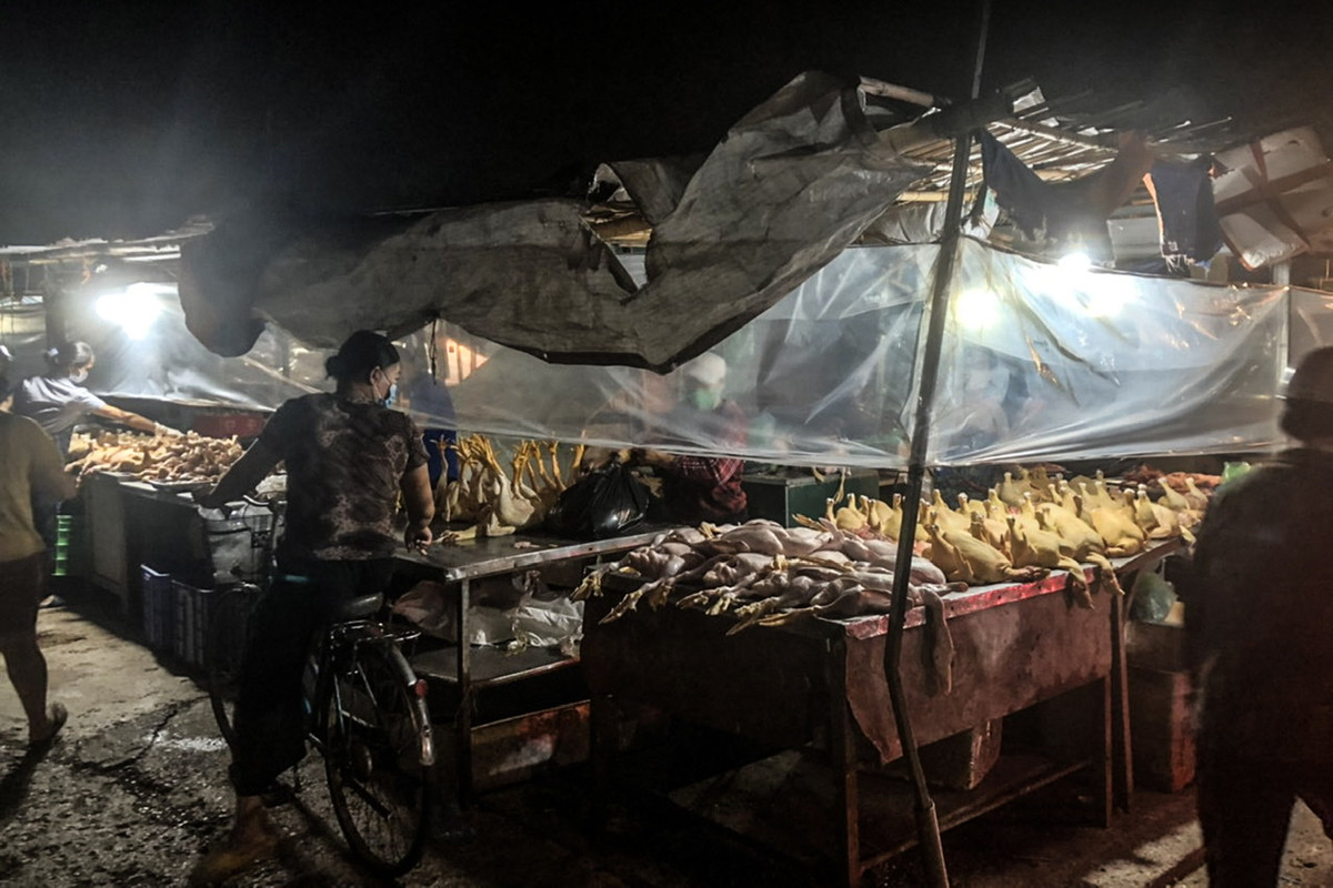 Để chuẩn bị cho chợ hoạt động trở lại, trước đó BQL chợ đã tiến hành quây tấm chắn quanh các gian hàng để hạn chế tiếp xúc giữa tiểu thương và người mua hàng.