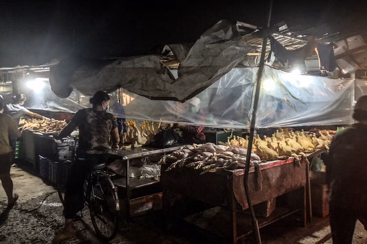 Để chuẩn bị cho chợ hoạt động trở lại, trước đó BQL chợ đã tiến hành quây tấm chắn quanh các gian hàng để hạn chế tiếp xúc giữa tiểu thương và người mua hàng.