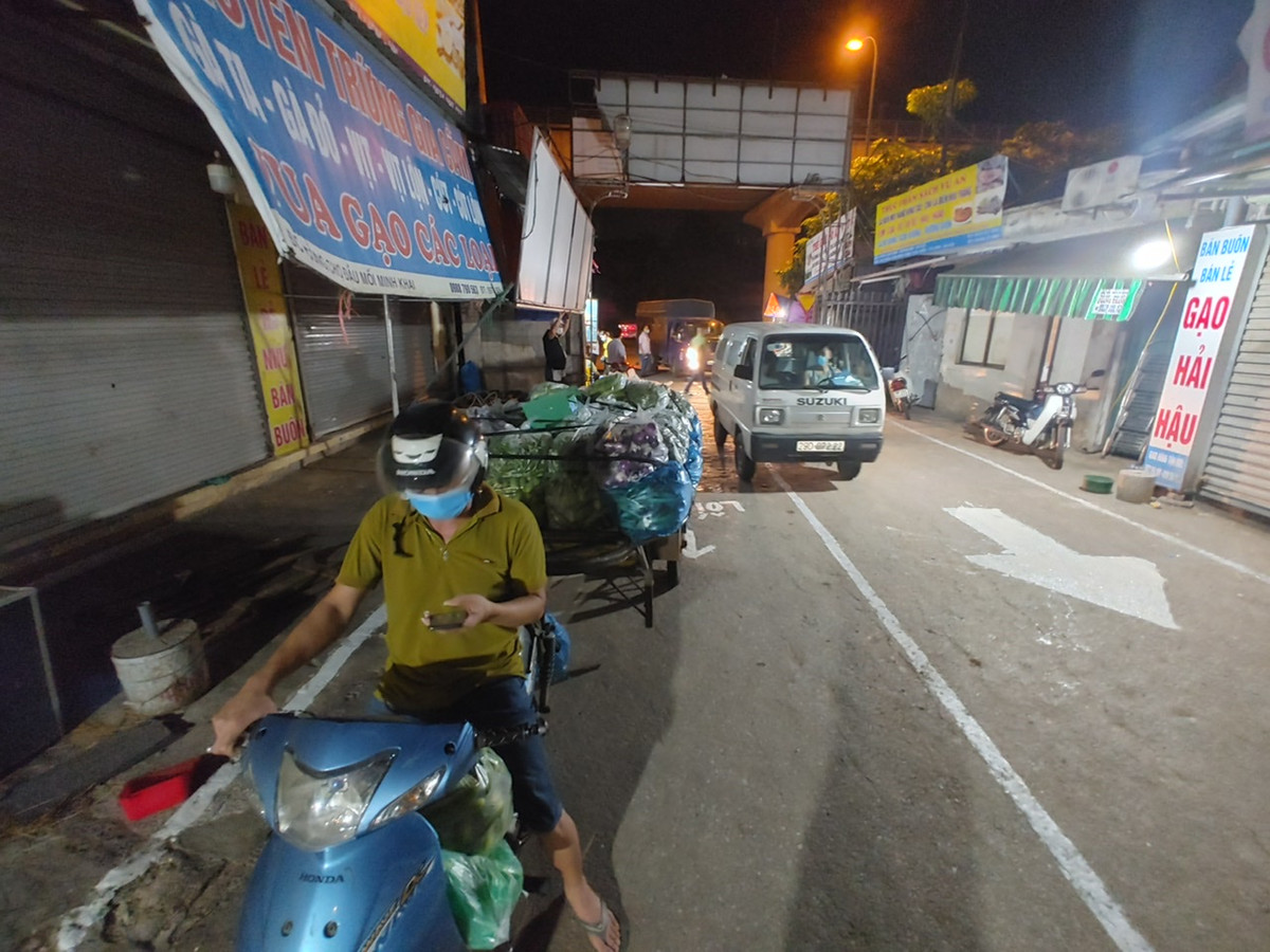 Sau khi mở cửa trở lại, Ban Quản lý chợ (BQL) đã phân luồng cho tiểu thương và người dân giữ khoảng cách trong khi ra vào chợ.