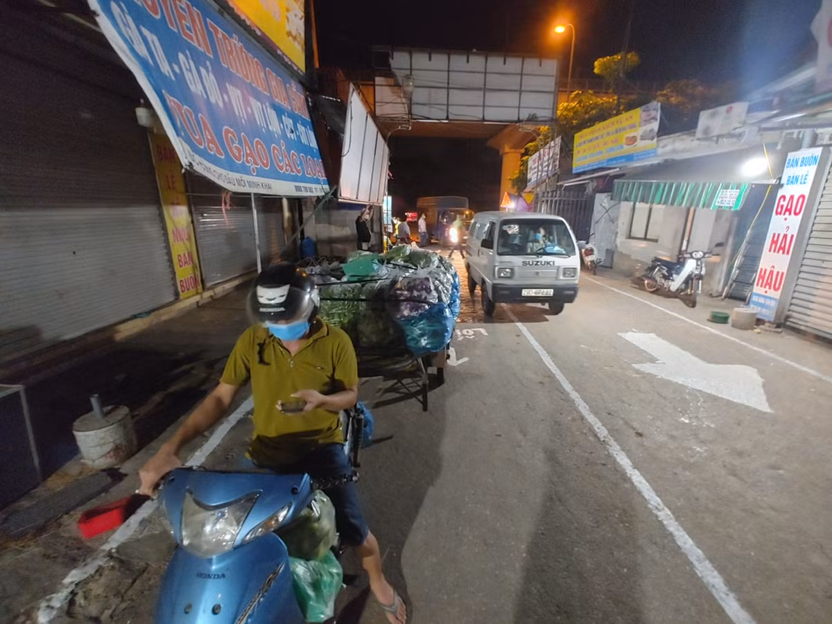 Sau khi mở cửa trở lại, Ban Quản lý chợ (BQL) đã phân luồng cho tiểu thương và người dân giữ khoảng cách trong khi ra vào chợ.