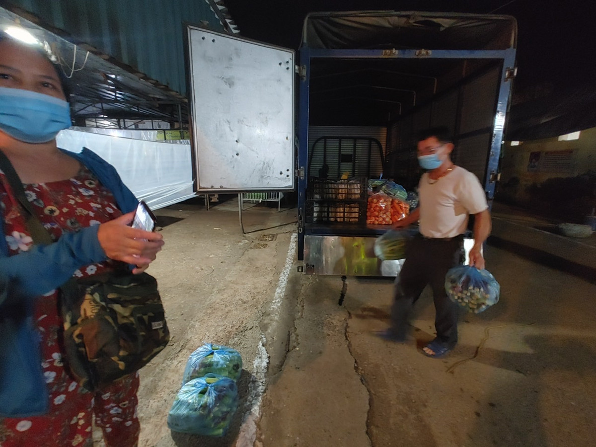 Chợ Minh Khai cũng là chợ đầu mối phía Tây của Thành phố. Mỗi ngày chợ cung cấp khoảng 100 tấn thực phẩm cho nội thành Hà Nội.