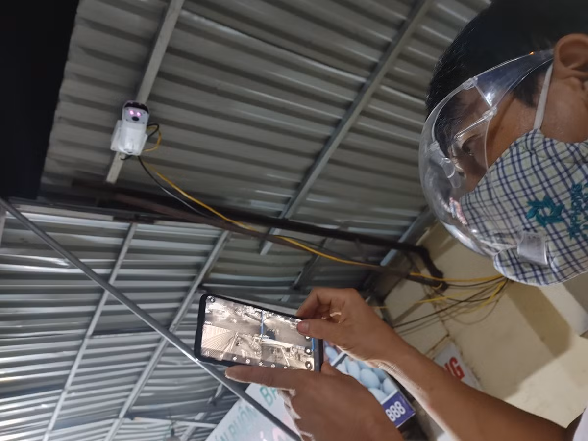 BQL cũng đã lắp camera giám sát xung quanh chợ để theo dõi việc mua bán đồng thời tiến hành truy vết khi cần thiết.